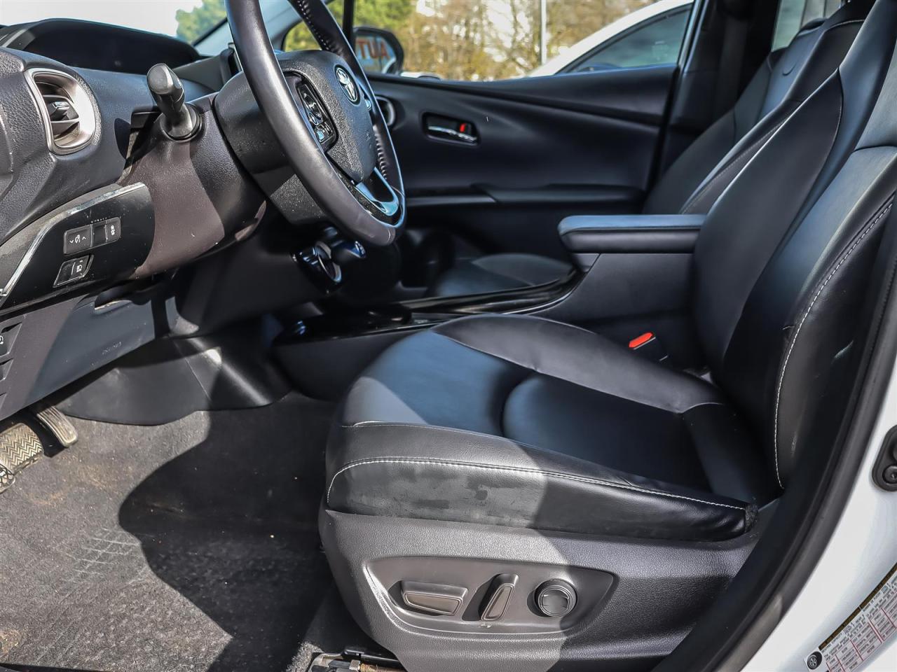 2022 Toyota Prius  Photo2