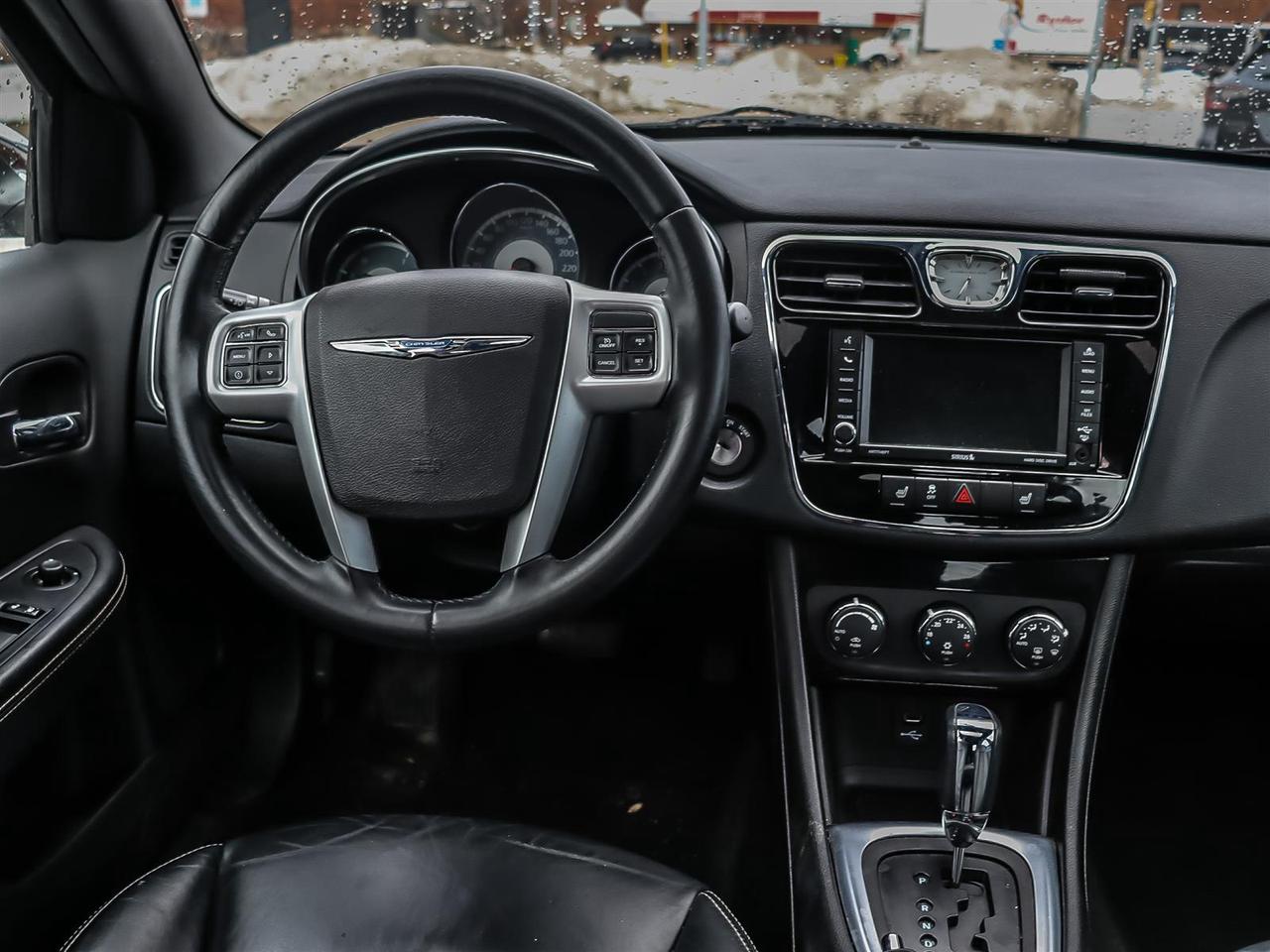2013 Chrysler 200  Photo3