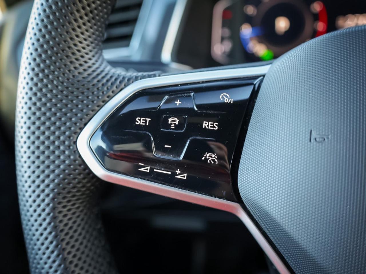 2022 Volkswagen Tiguan Comfortline R-Line Black Edition Photo