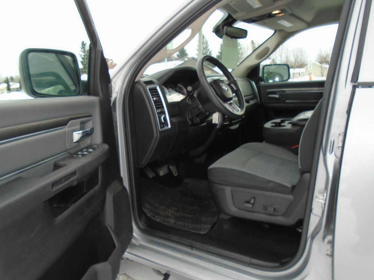 2023 RAM 1500 Classic SLT CREW HEMI 4X4 Photo