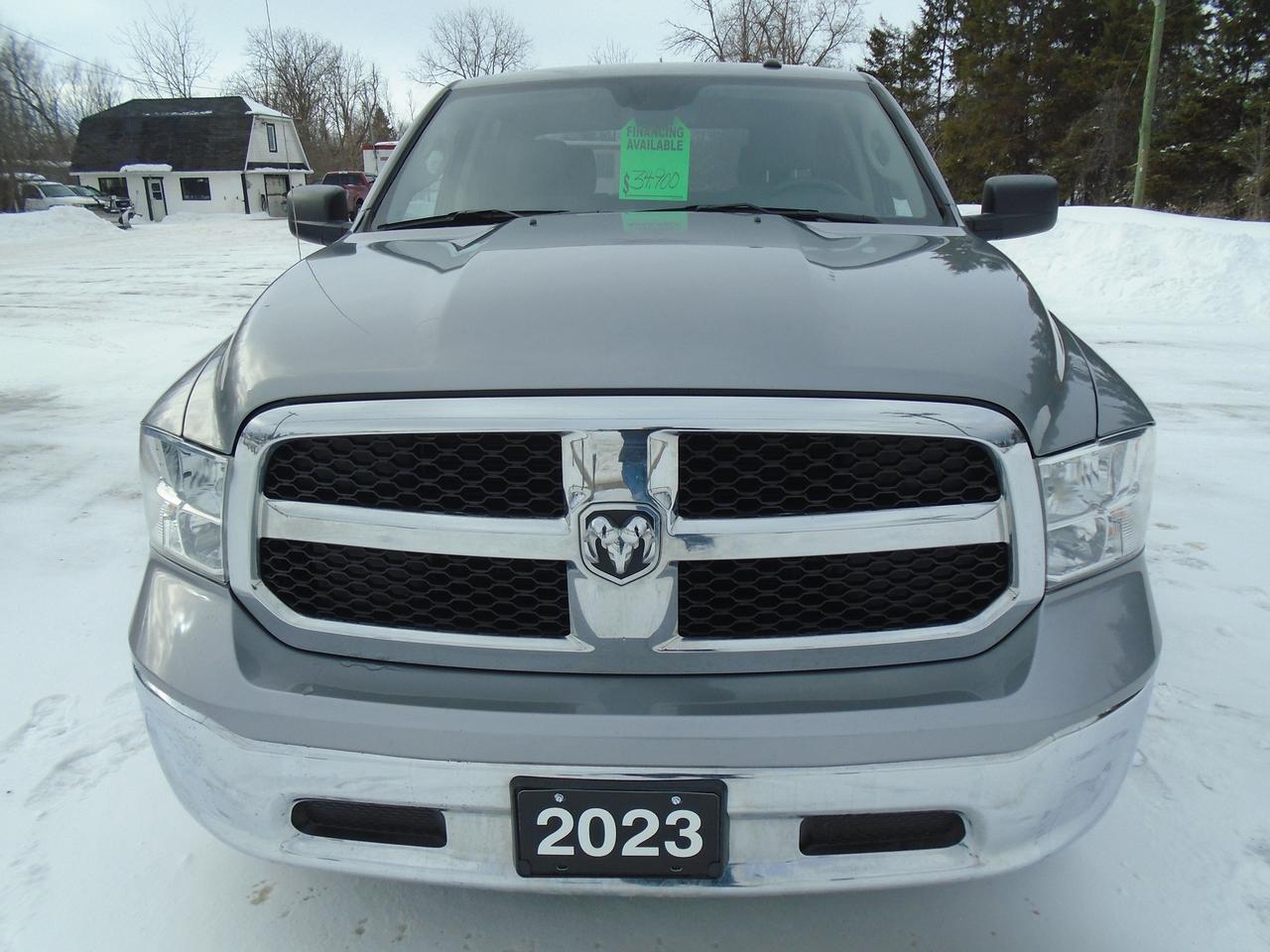 2023 RAM 1500 Classic SLT CREW HEMI 4X4 Photo3