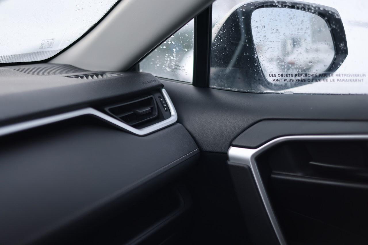 2019 Toyota RAV4 AWD LE Photo