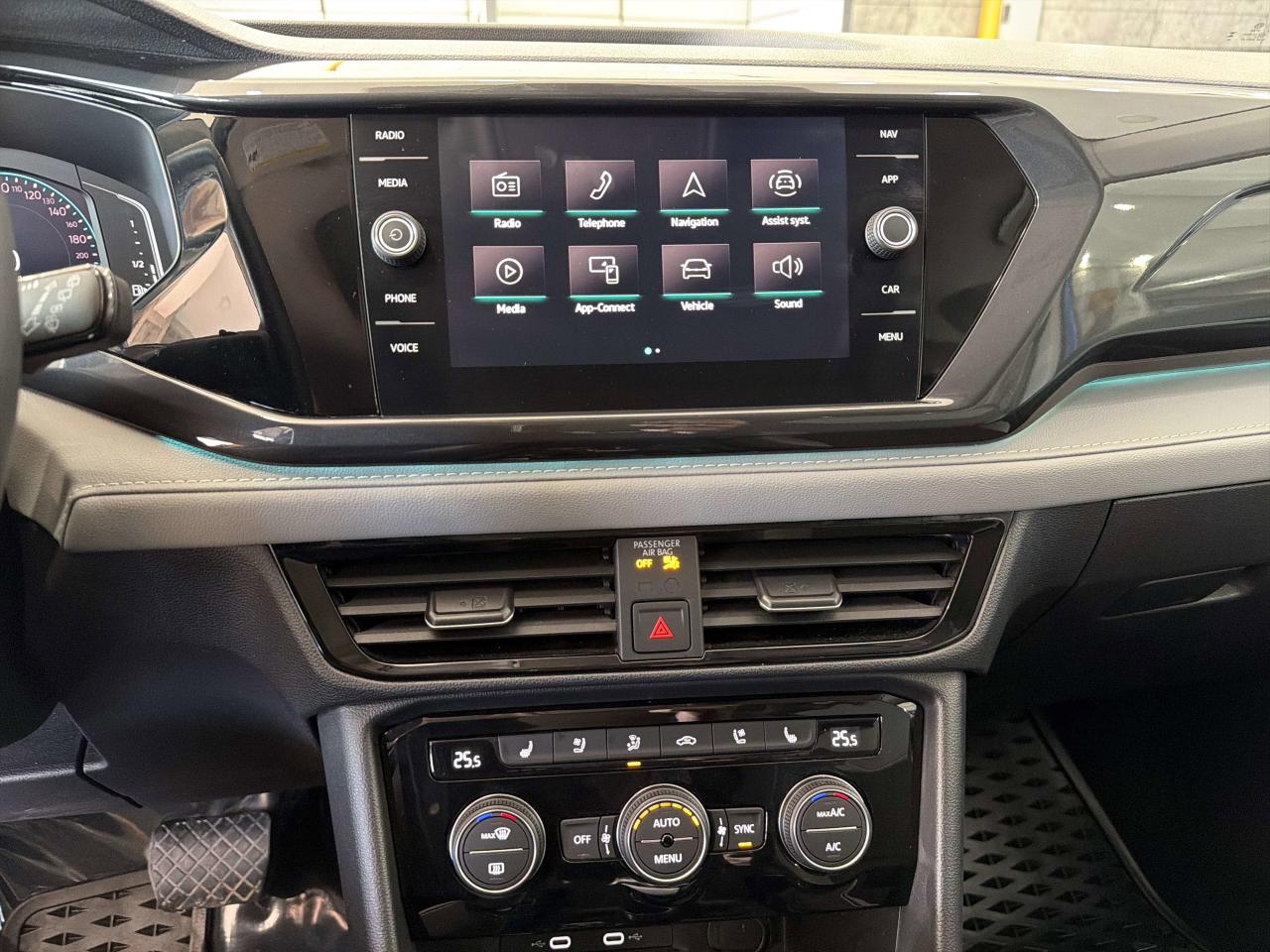 2023 Volkswagen Taos Highline Photo