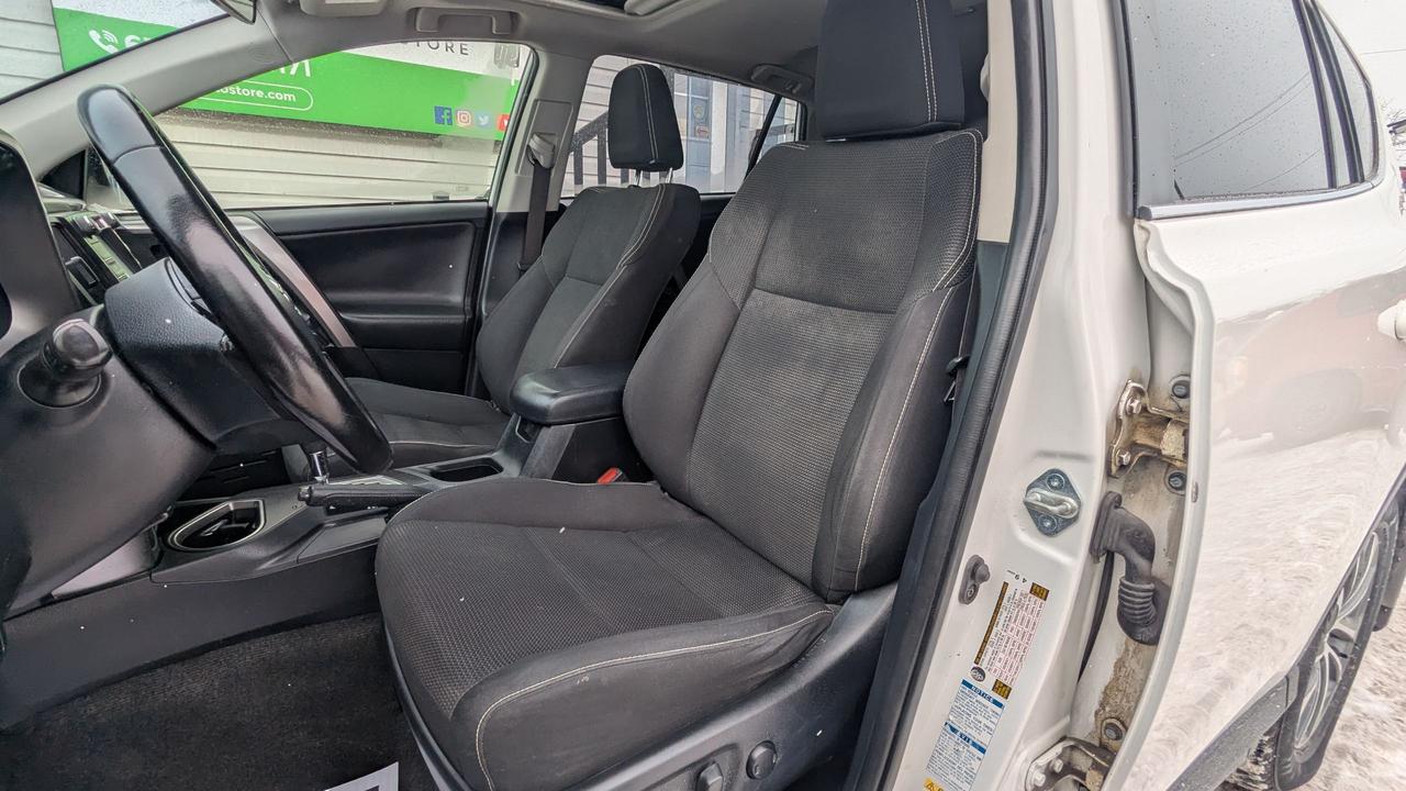 2016 Toyota RAV4 XLE -HYBRID Photo