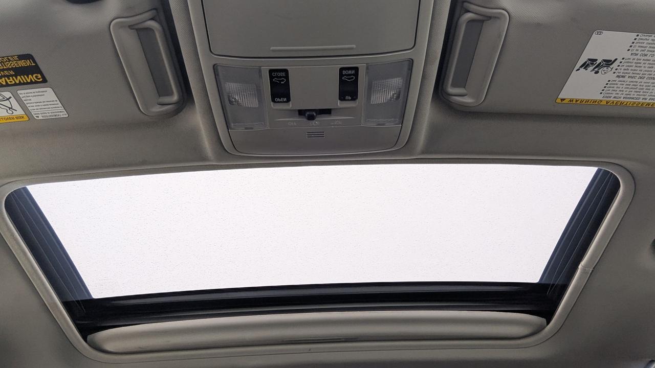 2016 Toyota RAV4 XLE -HYBRID Photo