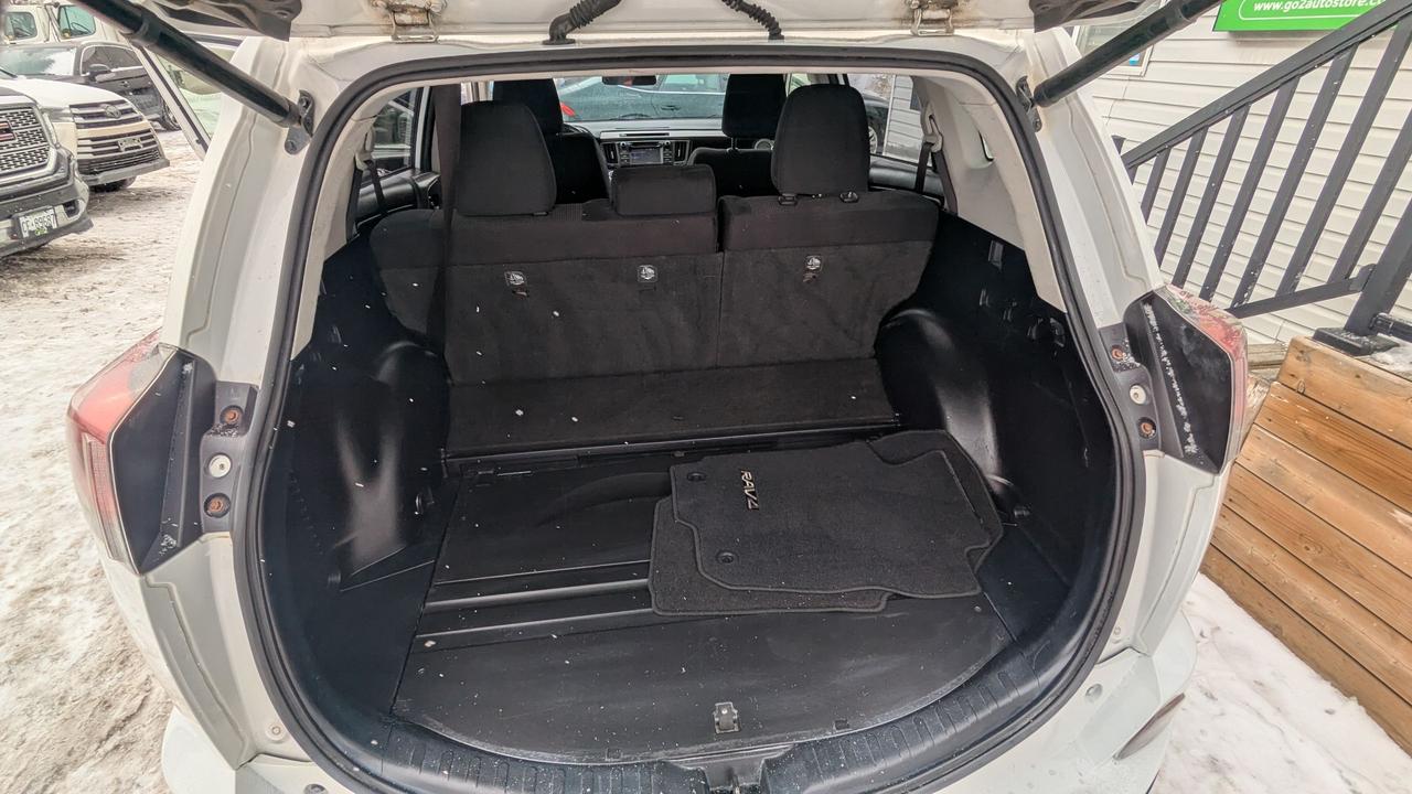 2016 Toyota RAV4 XLE -HYBRID Photo