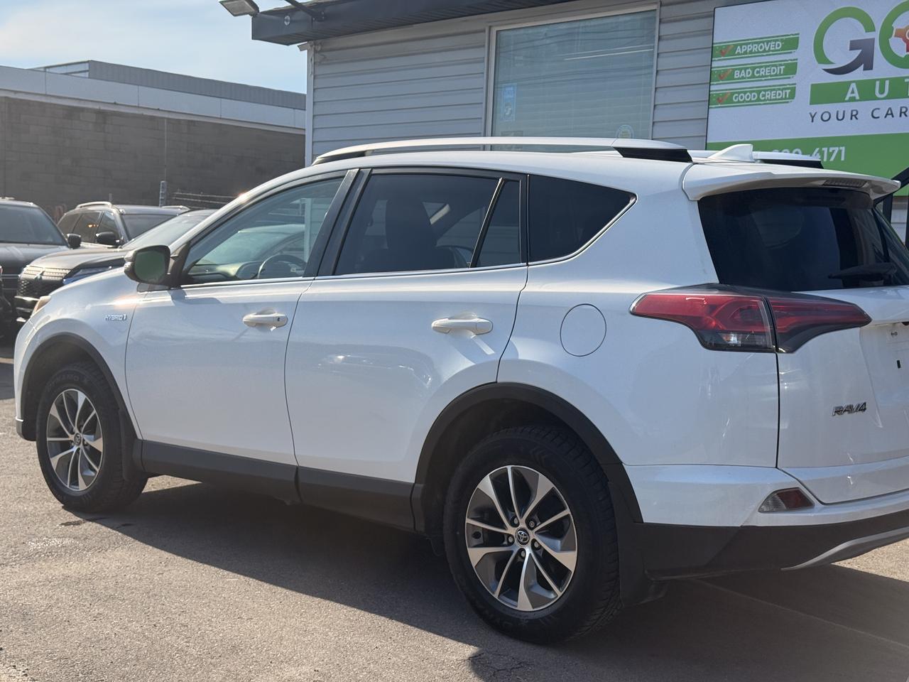 2016 Toyota RAV4 XLE -HYBRID * CLEAN CARFAX * Photo4