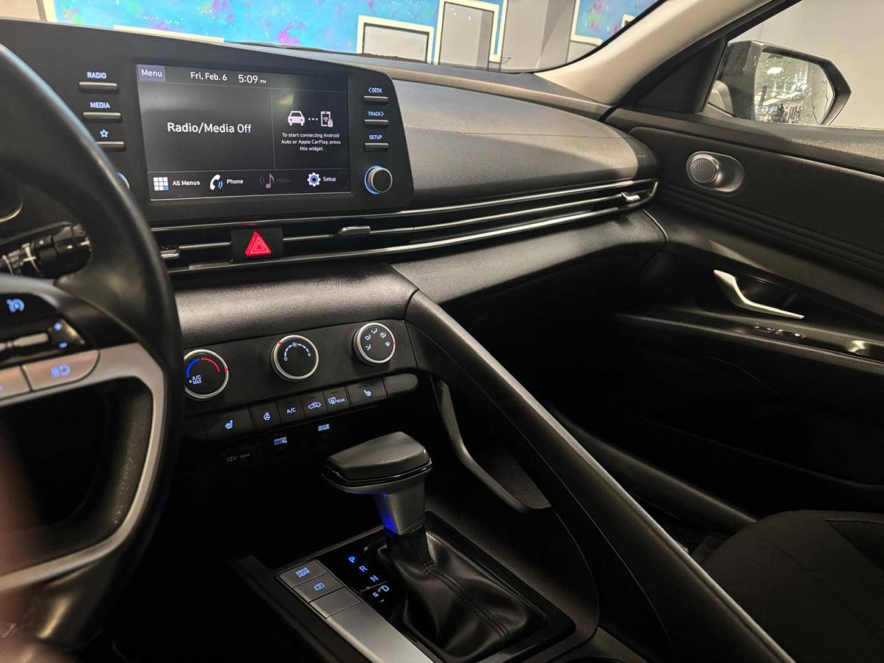 2023 Hyundai Elantra Preferred IVT Photo