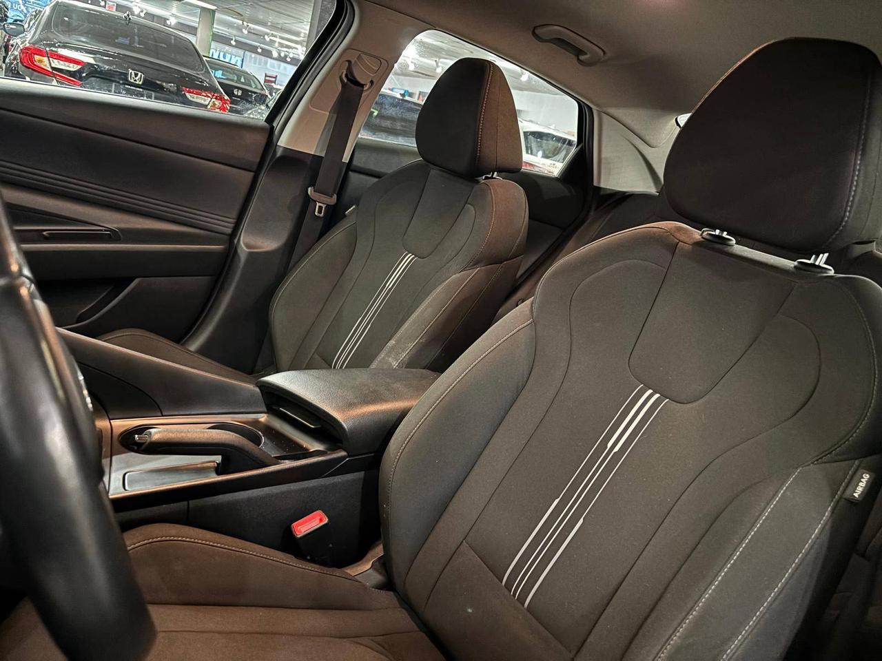 2023 Hyundai Elantra Preferred IVT Photo