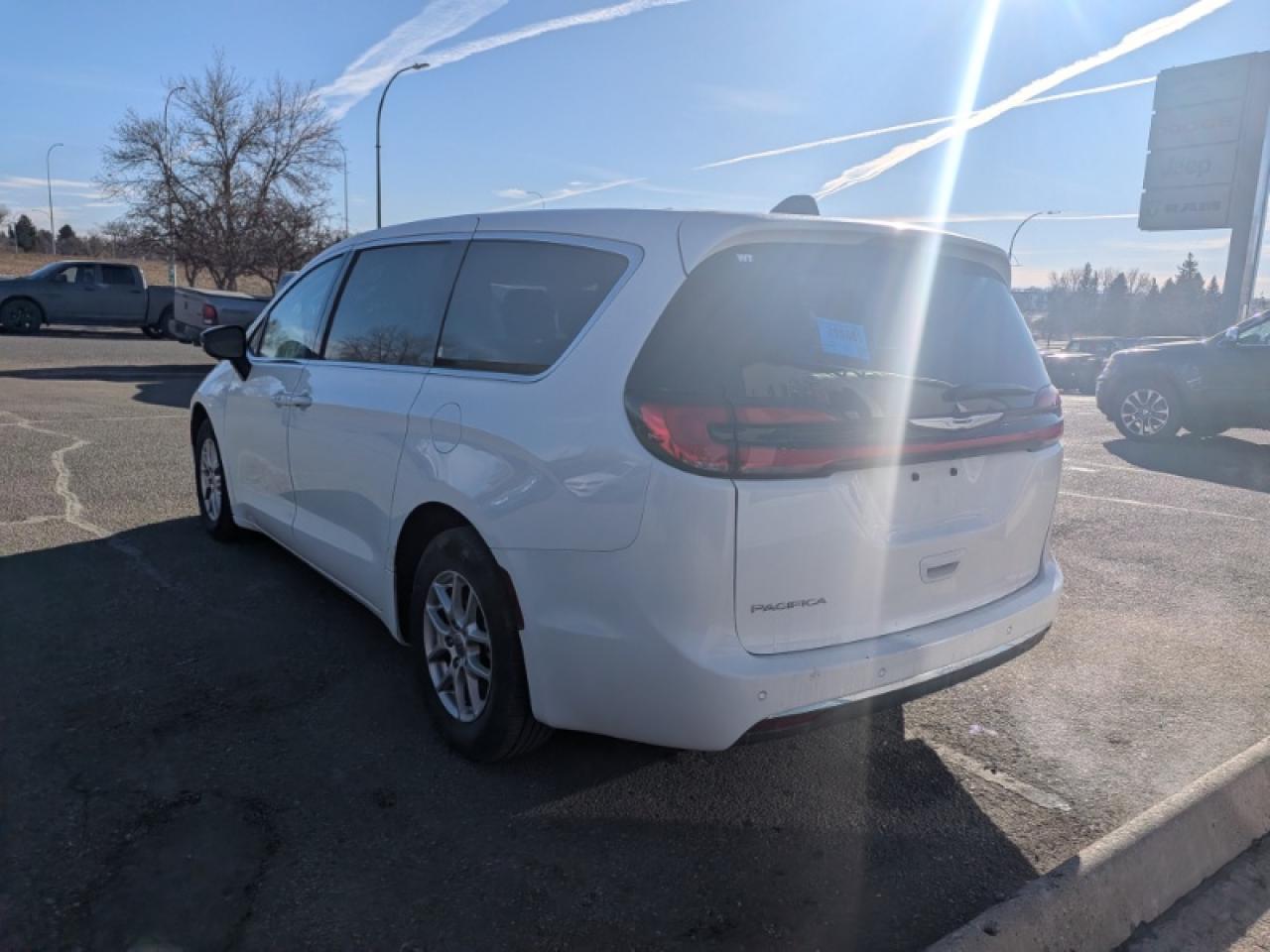 2024 Chrysler Pacifica Touring-L Photo4
