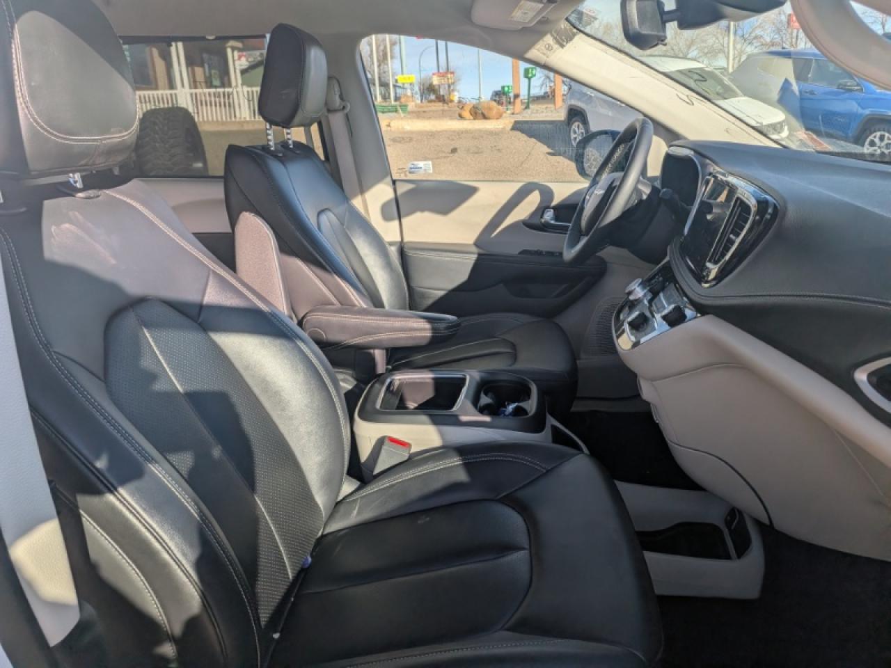 2024 Chrysler Pacifica Touring-L Photo