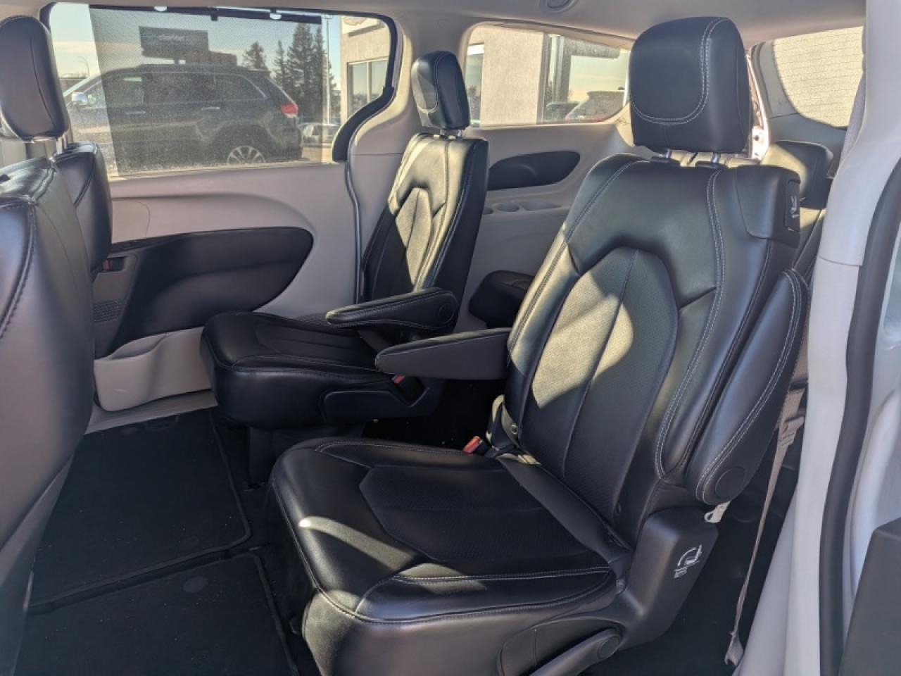 2024 Chrysler Pacifica Touring-L Photo