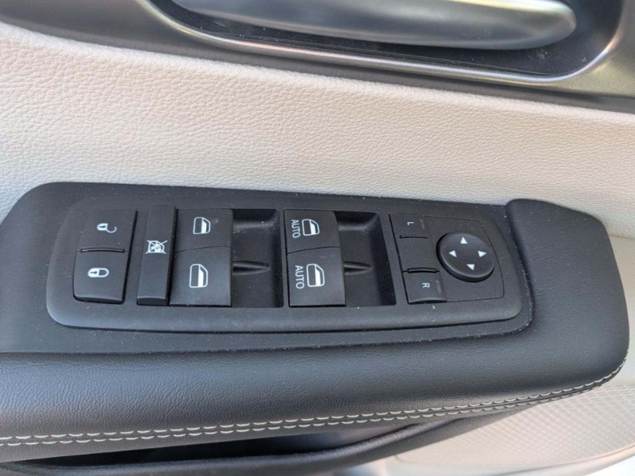 2024 Chrysler Pacifica Touring-L Photo