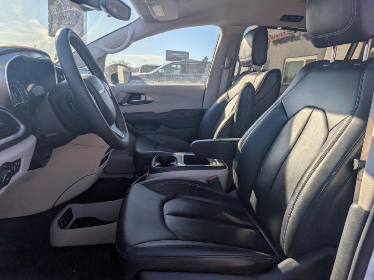 2024 Chrysler Pacifica Touring-L Photo