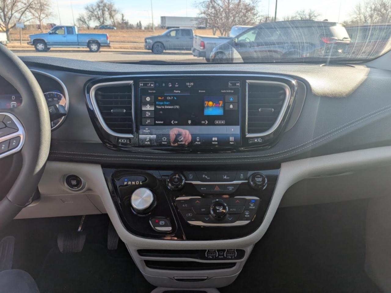 2024 Chrysler Pacifica Touring-L Photo