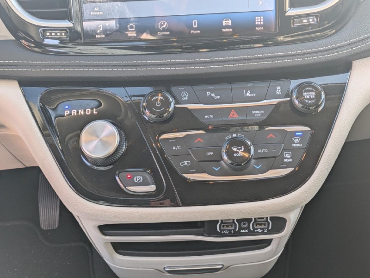 2024 Chrysler Pacifica Touring-L Photo