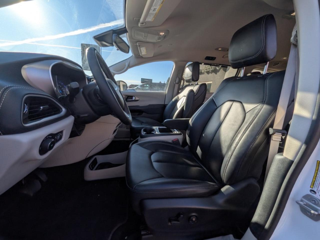 2024 Chrysler Pacifica Touring-L Photo