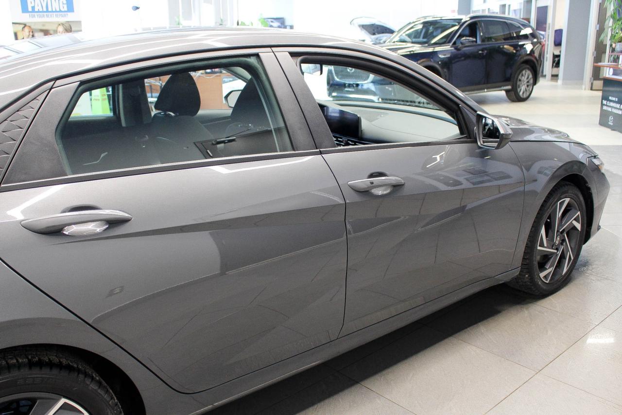 2024 Hyundai Elantra Preferred HEATED SEATS/STEERING WHEELS - APPLE CARPLAY AND ANDROID AUTO - CLOTH UPHOLSTERY Photo
