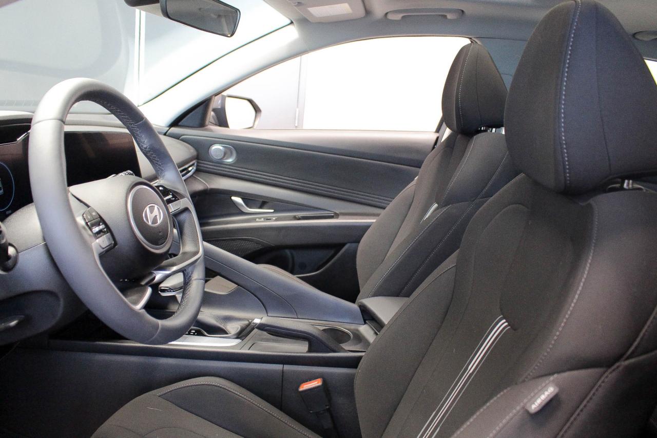 2024 Hyundai Elantra Preferred HEATED SEATS/STEERING WHEELS - APPLE CARPLAY AND ANDROID AUTO - CLOTH UPHOLSTERY Photo