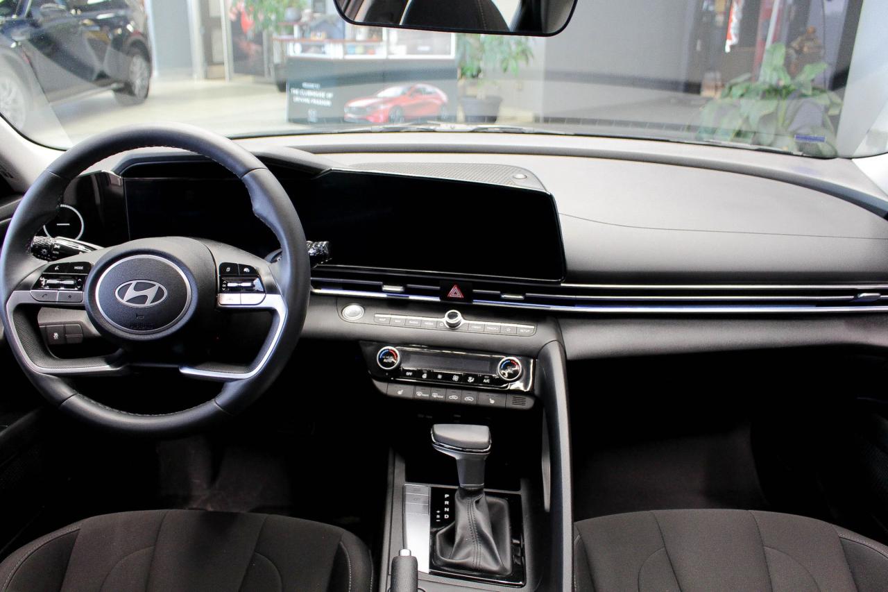 2024 Hyundai Elantra Preferred HEATED SEATS/STEERING WHEELS - APPLE CARPLAY AND ANDROID AUTO - CLOTH UPHOLSTERY Photo