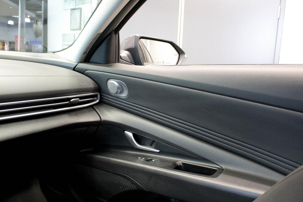 2024 Hyundai Elantra Preferred HEATED SEATS/STEERING WHEELS - APPLE CARPLAY AND ANDROID AUTO - CLOTH UPHOLSTERY Photo