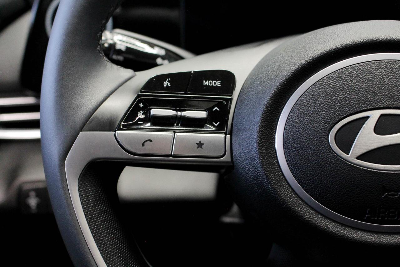 2024 Hyundai Elantra Preferred HEATED SEATS/STEERING WHEELS - APPLE CARPLAY AND ANDROID AUTO - CLOTH UPHOLSTERY Photo