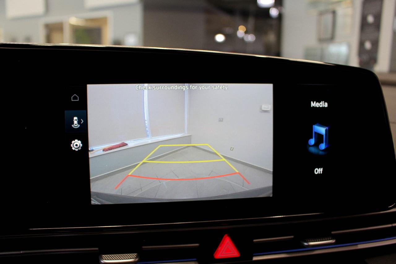 2024 Hyundai Elantra Preferred HEATED SEATS/STEERING WHEELS - APPLE CARPLAY AND ANDROID AUTO - CLOTH UPHOLSTERY Photo