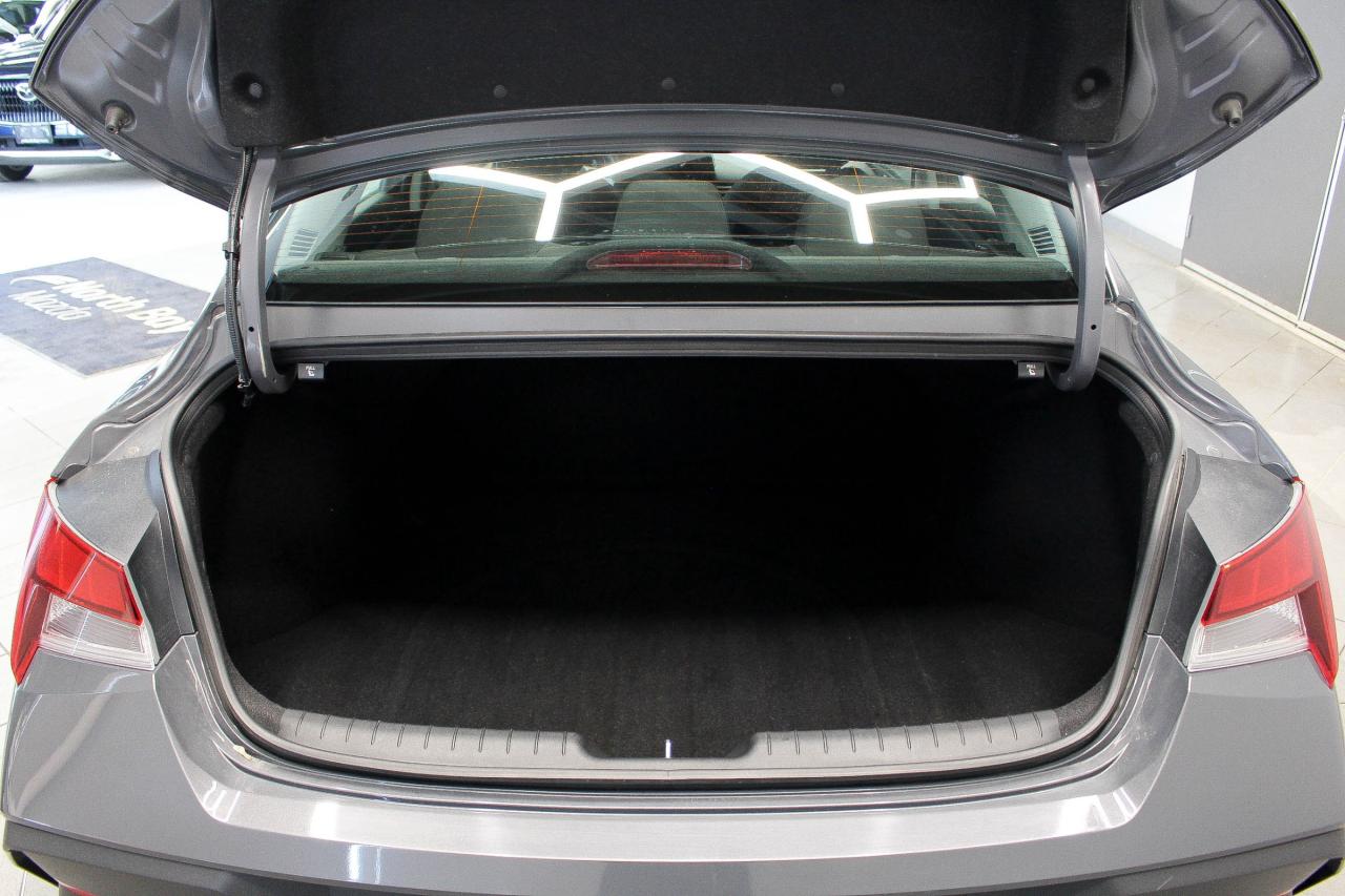 2024 Hyundai Elantra Preferred HEATED SEATS/STEERING WHEELS - APPLE CARPLAY AND ANDROID AUTO - CLOTH UPHOLSTERY Photo