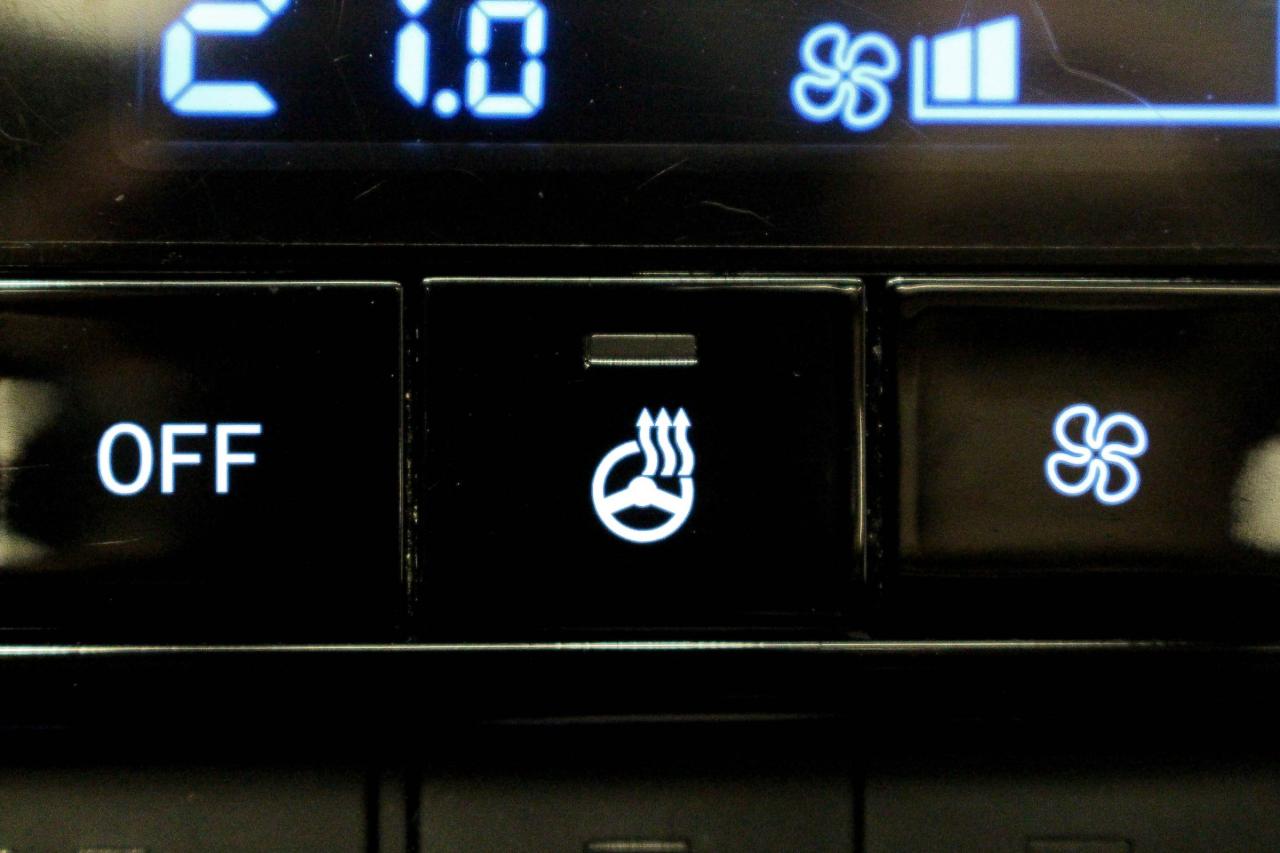 2024 Hyundai Elantra Preferred HEATED SEATS/STEERING WHEELS - APPLE CARPLAY AND ANDROID AUTO - CLOTH UPHOLSTERY Photo