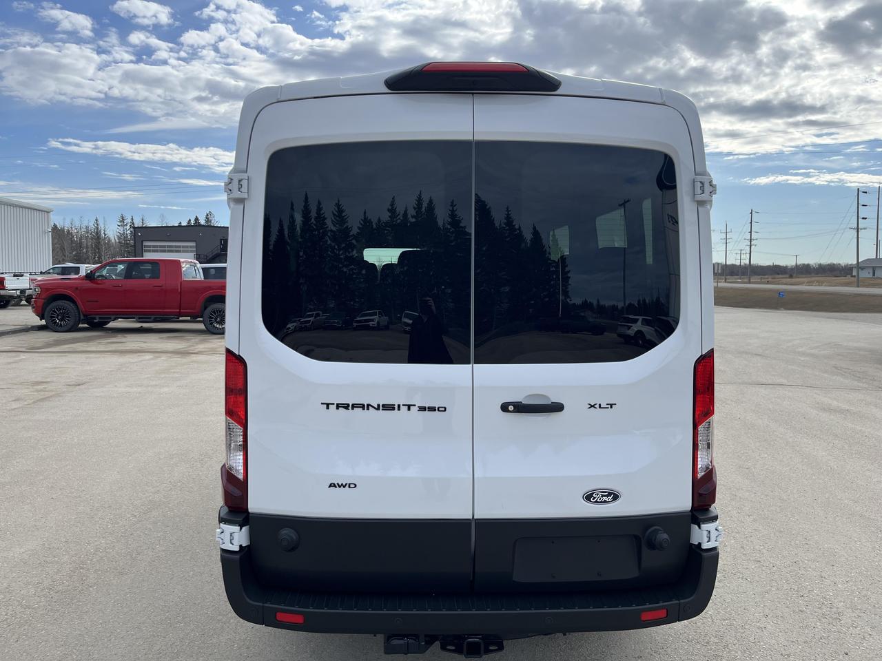 2026 Ford Transit Passenger Wagon XLT T-350 148 Med Roof  AWD Photo4