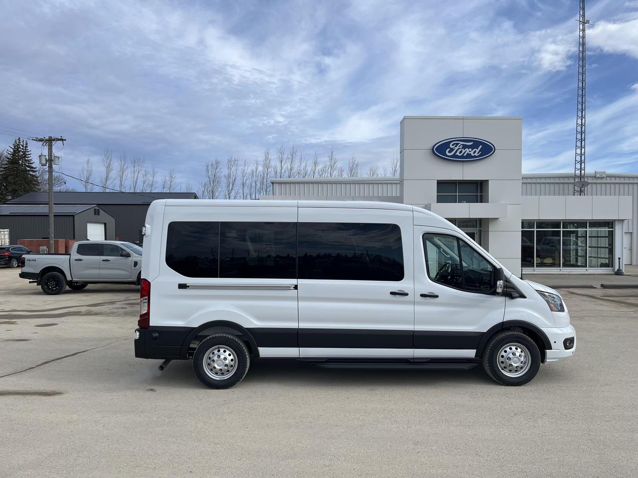 2026 Ford Transit Passenger Wagon XLT T-350 148 Med Roof  AWD Photo0