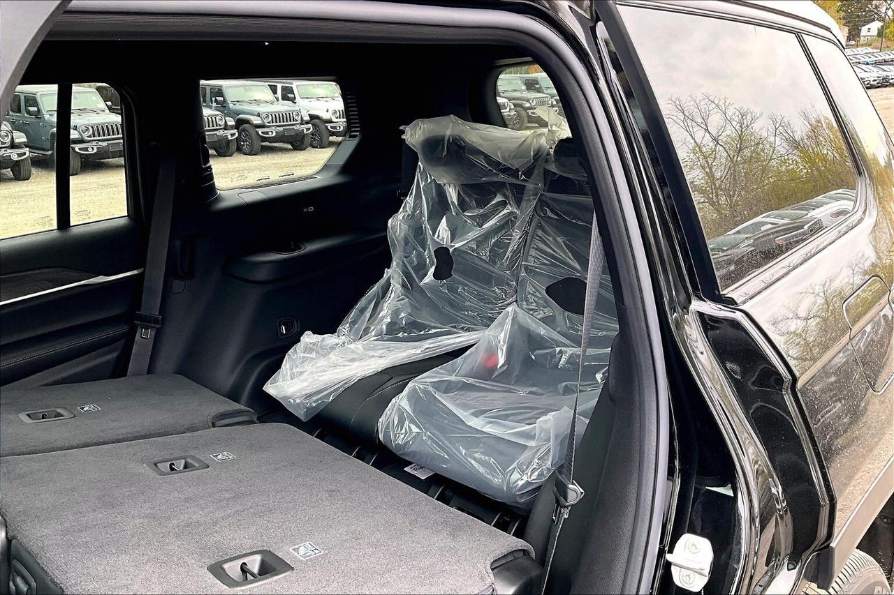 2026 Jeep Grand Cherokee L ALTITUDE 6-PASS  Leather | Power Sunroof | Tow Pkg Photo