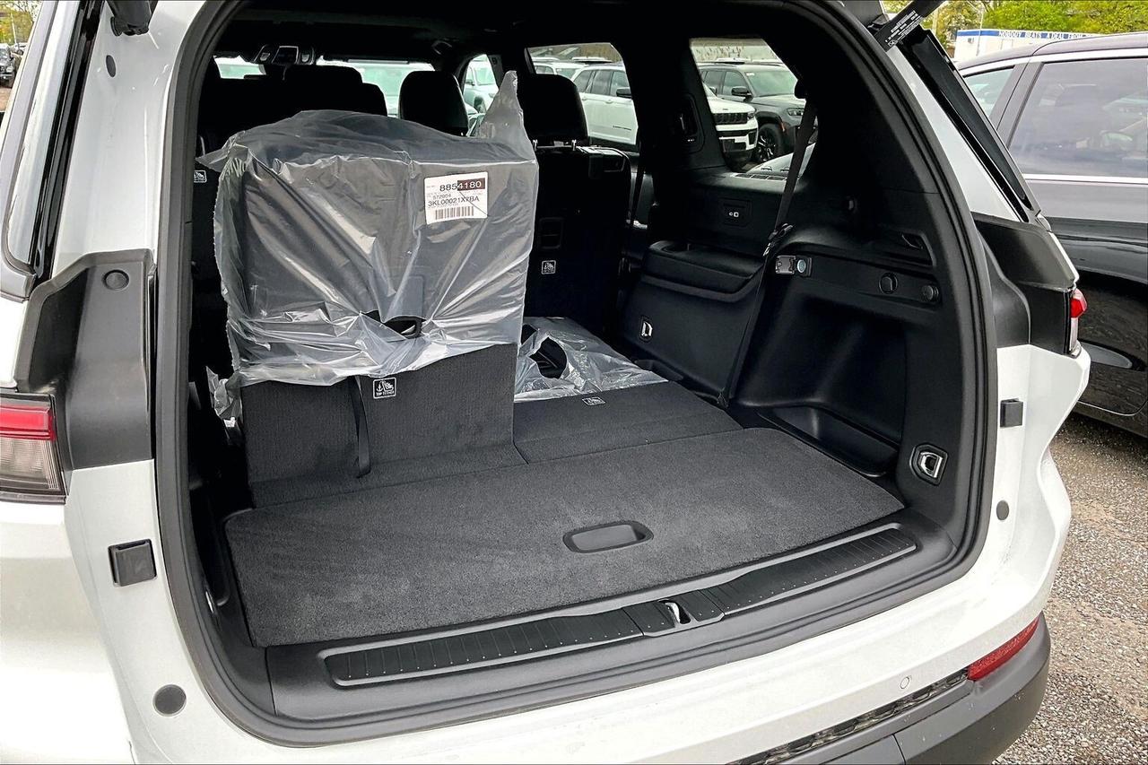 2026 Jeep Grand Cherokee L ALTITUDE 6-PASS  Leather | Power Sunroof | Tow Pkg Photo