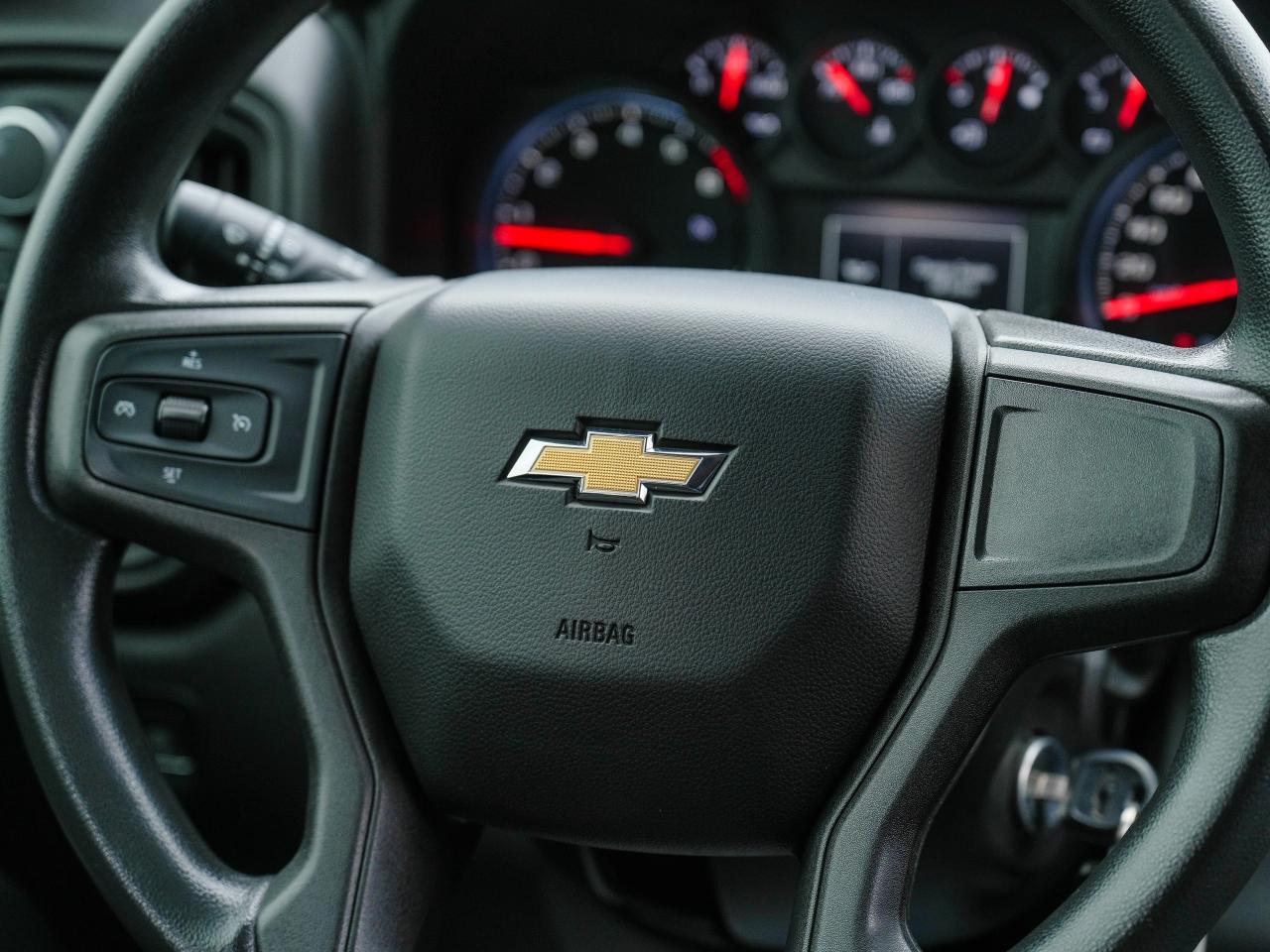 2019 Chevrolet Silverado 1500 CUSTOM | TRUCK CAP | LEVEL KIT/ SUPER CLEAN! Photo