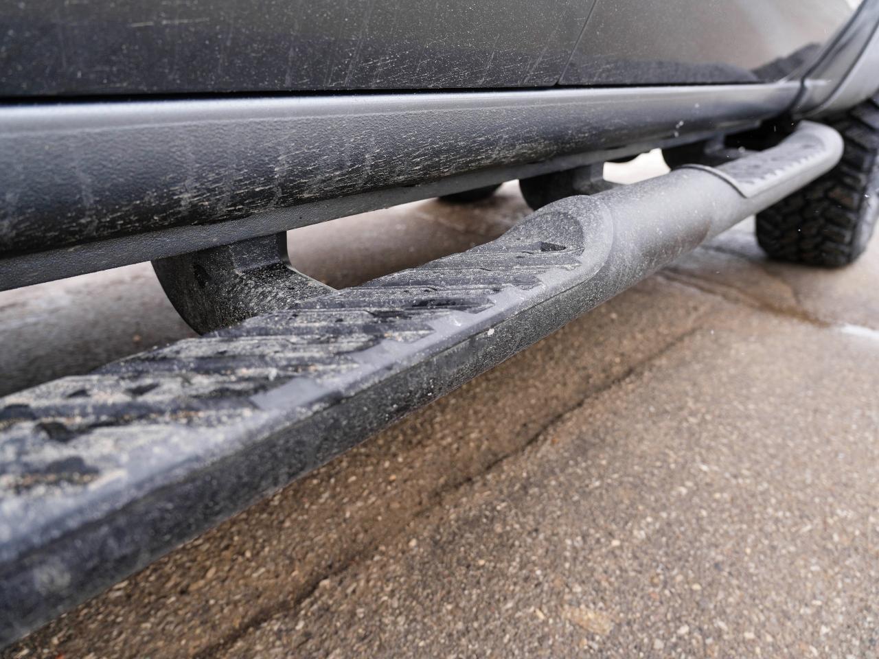 2019 Chevrolet Silverado 1500 CUSTOM | TRUCK CAP | LEVEL KIT/ SUPER CLEAN! Photo