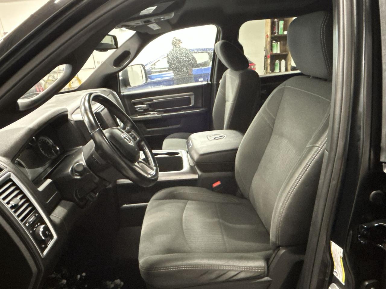 2021 RAM 1500 Classic WARLOCK 4X4 |5.7L V8 |CREW |CARPLAY | REMOTE START Photo