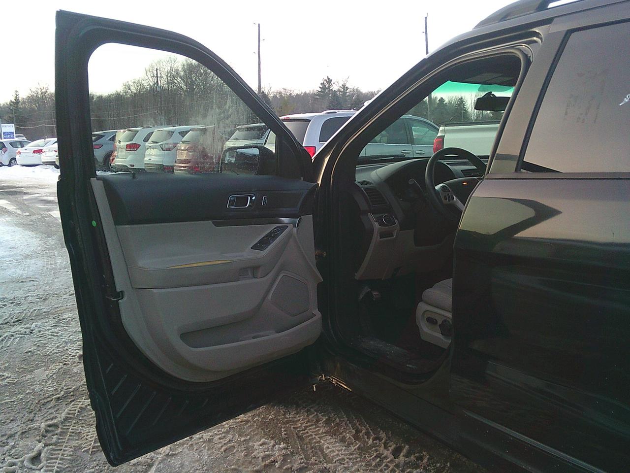 2015 Ford Explorer 4WD Base 7 PASS + TOW PKG Photo