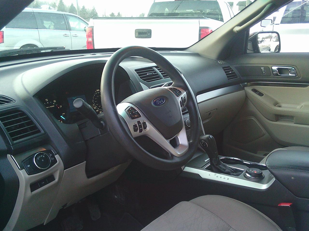 2015 Ford Explorer 4WD Base 7 PASS + TOW PKG Photo