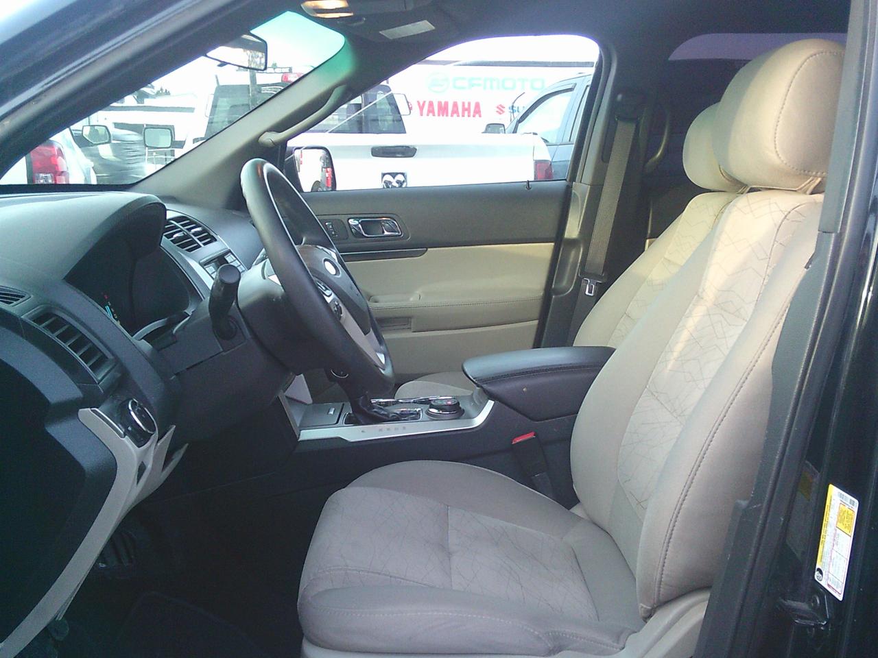 2015 Ford Explorer 4WD Base 7 PASS + TOW PKG Photo