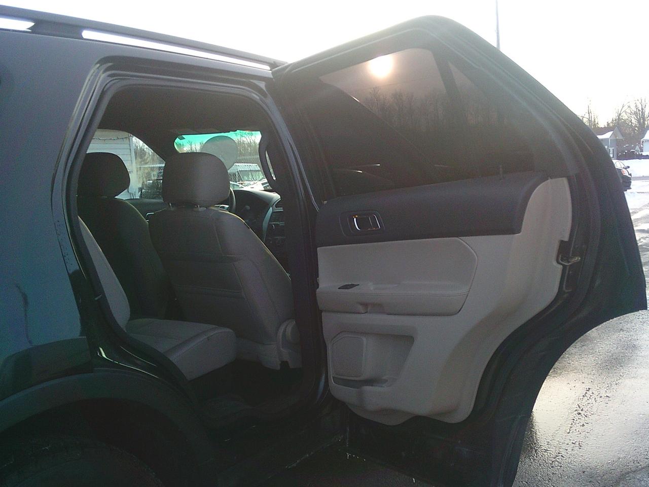 2015 Ford Explorer 4WD Base 7 PASS + TOW PKG Photo