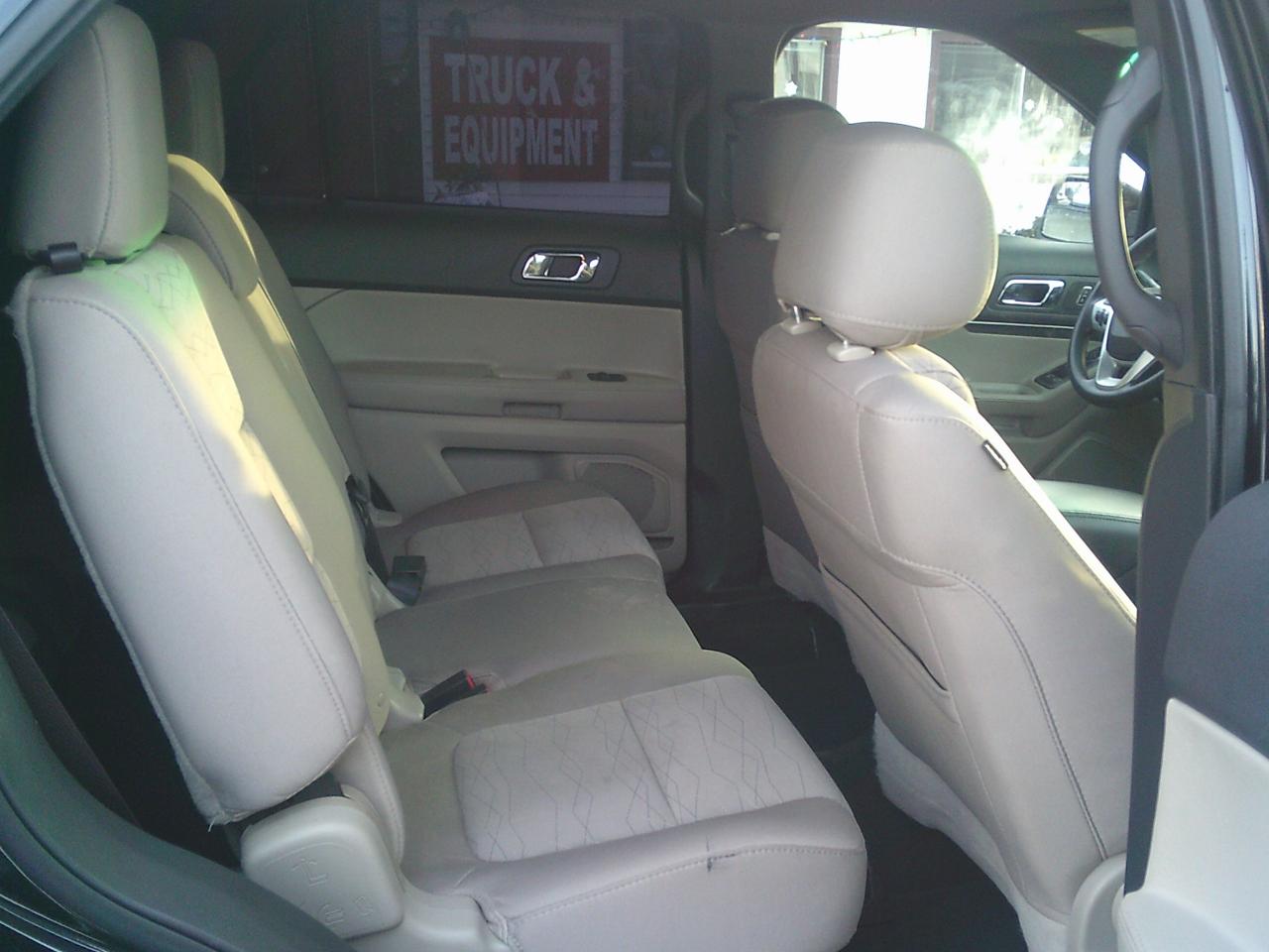 2015 Ford Explorer 4WD Base 7 PASS + TOW PKG Photo