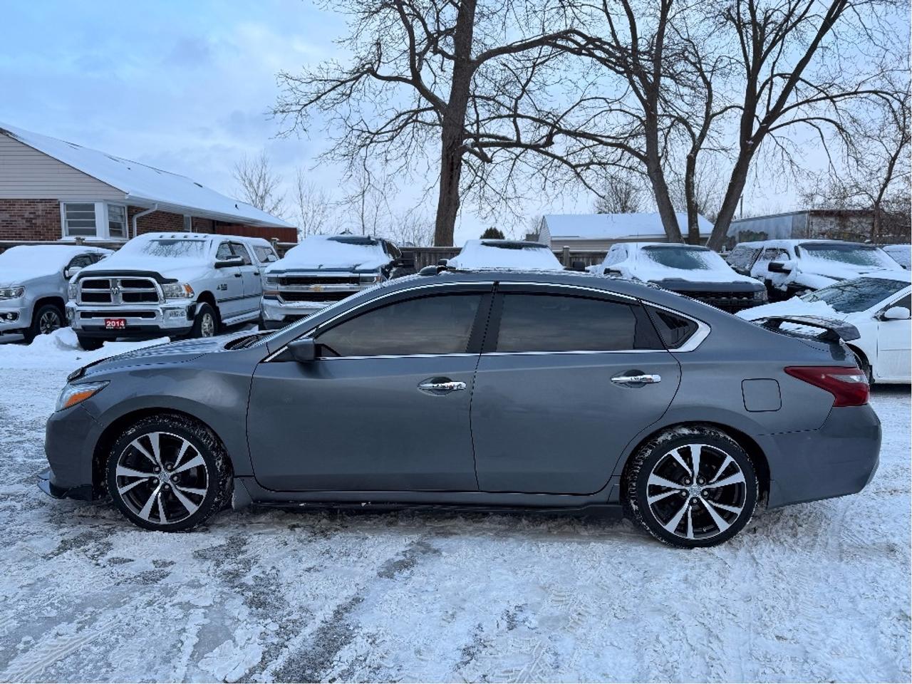 2018 Nissan Altima 2.5 SV | Clean CARFAX | Very Well Maintained. Photo3