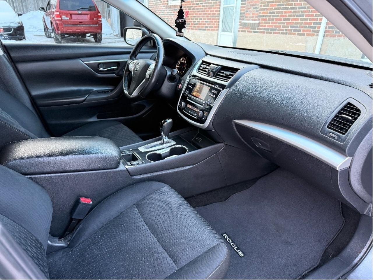 2018 Nissan Altima 2.5 SV | Clean CARFAX | Very Well Maintained. Photo