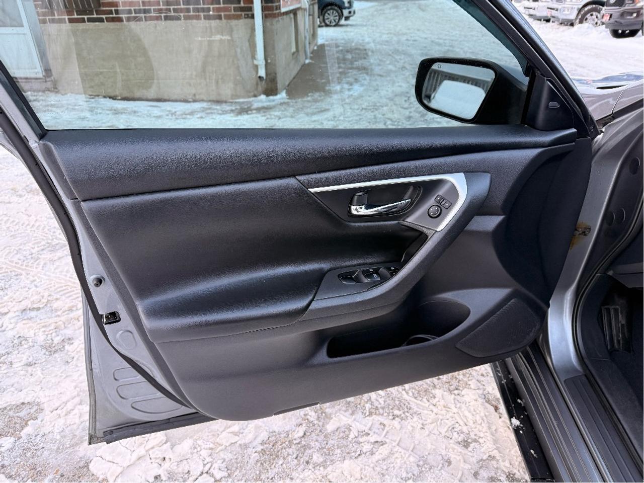 2018 Nissan Altima 2.5 SV | Clean CARFAX | Very Well Maintained. Photo