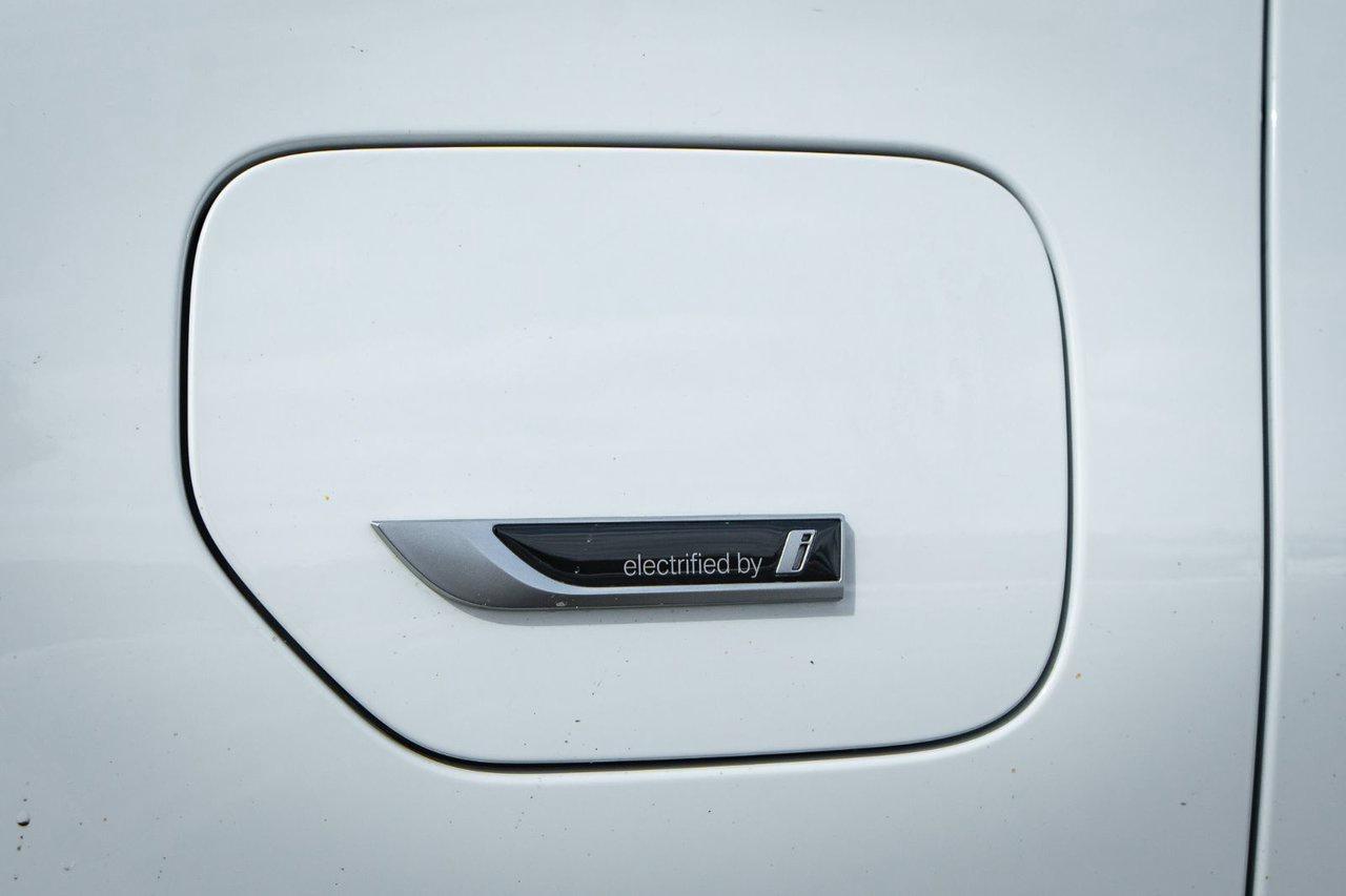2023 BMW 3 Series 330e xDrive Photo