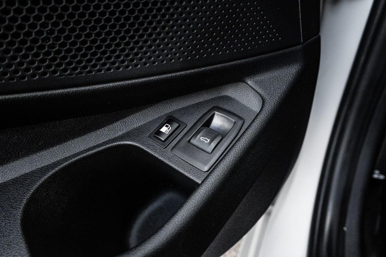 2023 BMW 3 Series 330e xDrive Photo