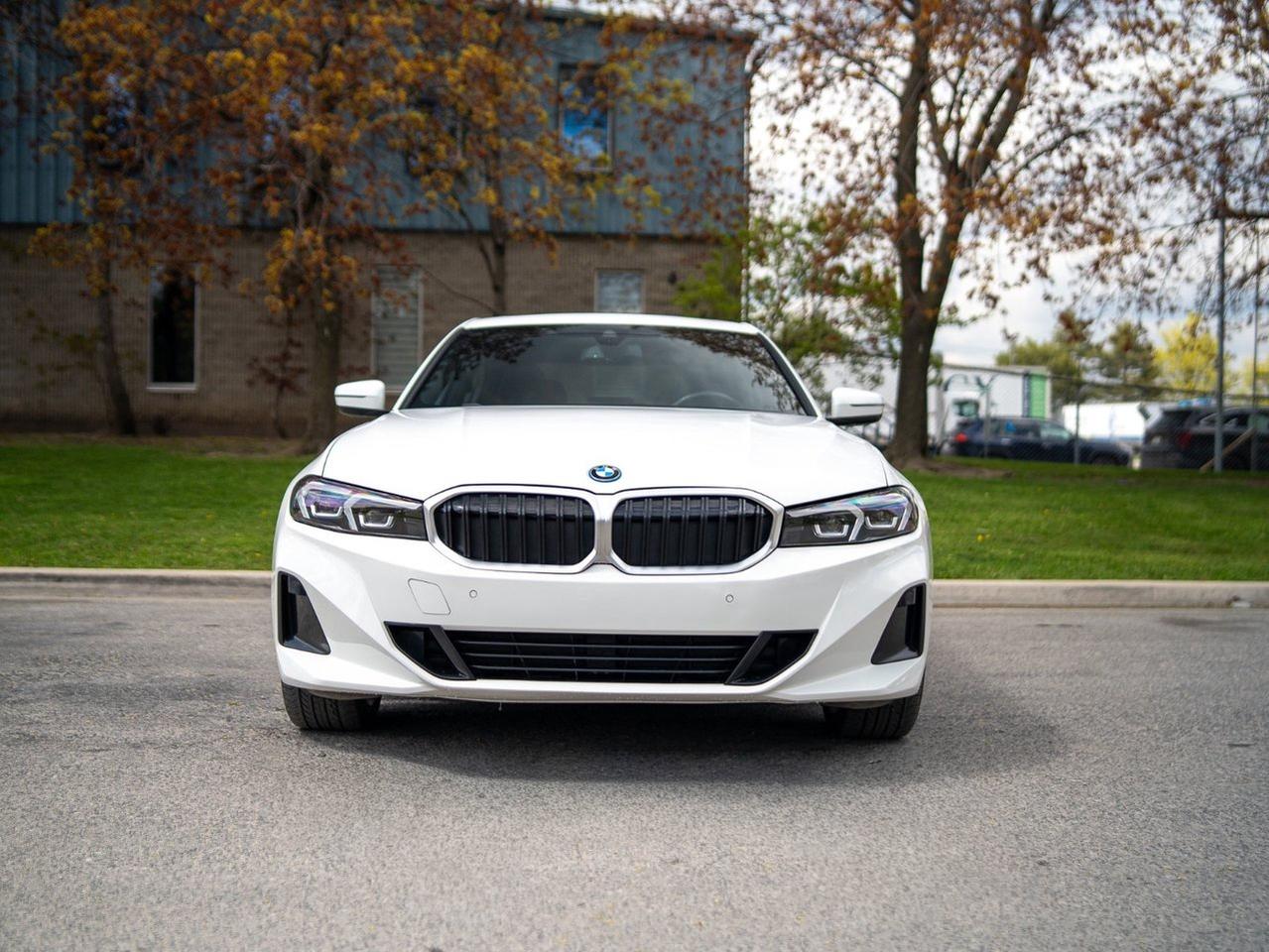 2023 BMW 3 Series 330e xDrive Photo