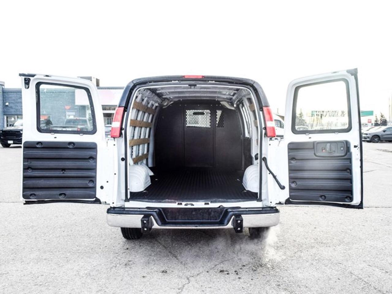 2024 Chevrolet Express Cargo Van RWD 2500 135"Backup Camera Air condition Photo