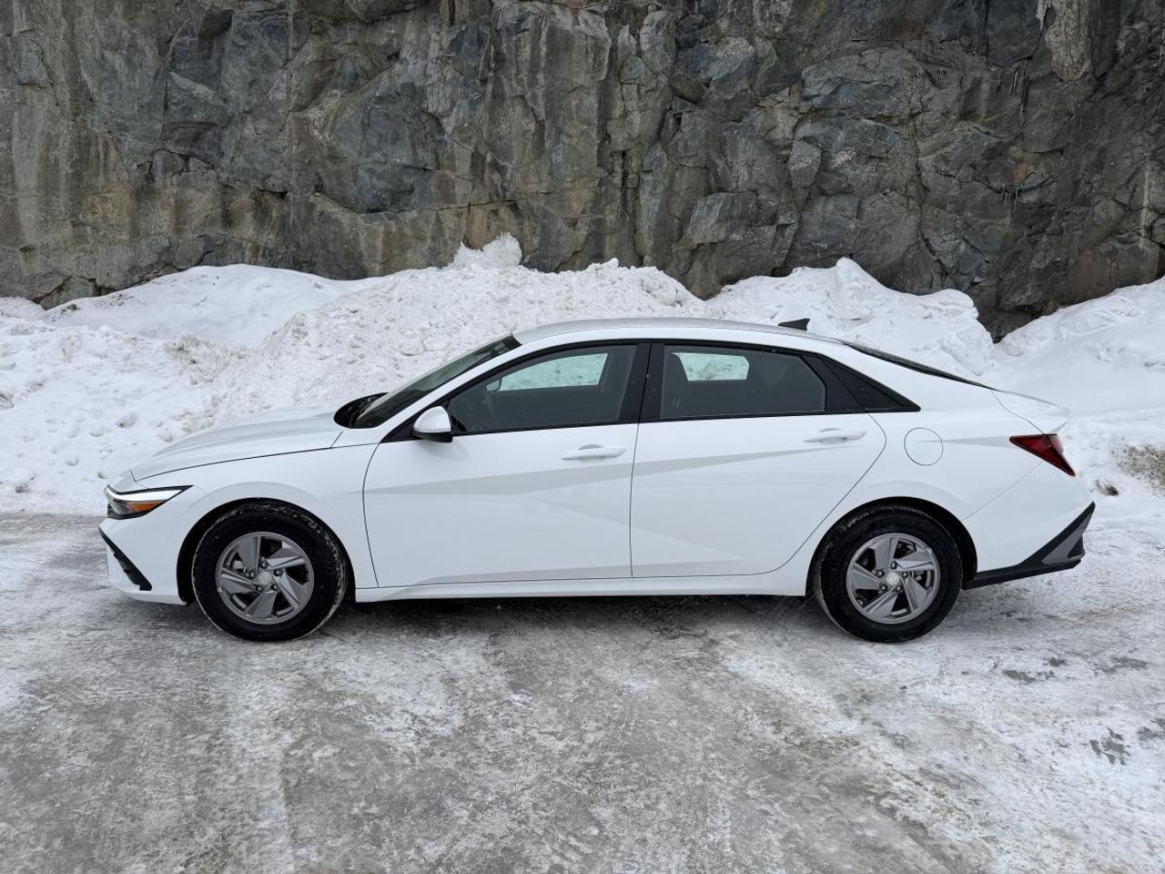 2025 Hyundai Elantra Essential IVT Photo3