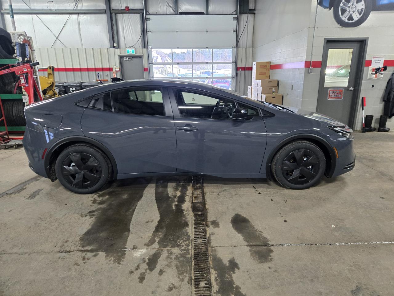 2026 Toyota Prius Plug-In Hybrid PRIUS PLUG-IN HYBRID SE Photo4